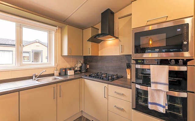 Waterfall Luxmy Lodge with Hot Tub