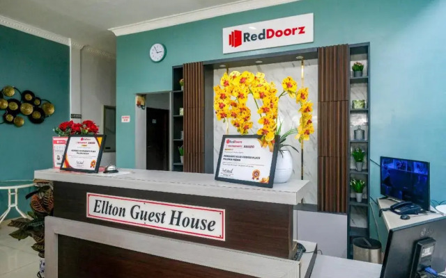 RedDoorz near Hermes Place Polonia Medan