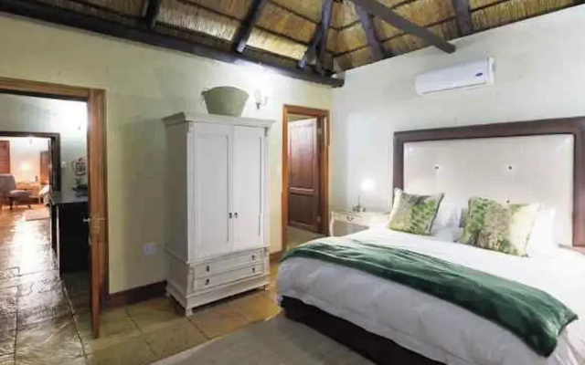 Mmakuba Private Game Lodge