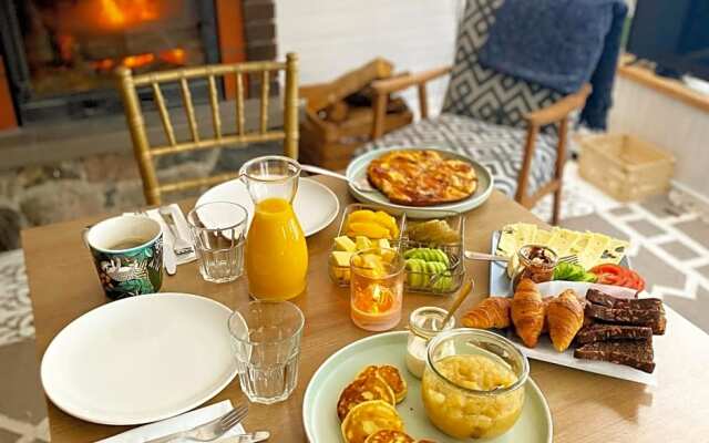 Saarj¿e puhkemaja tuba koos hommikus¿¿giga