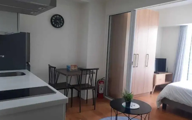 Oasis Regency at Acqua Livingstone near Rockwell