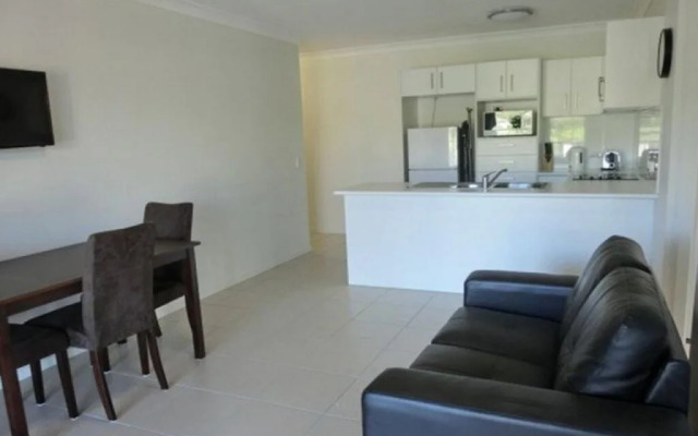 Fernvale Hotel Motel