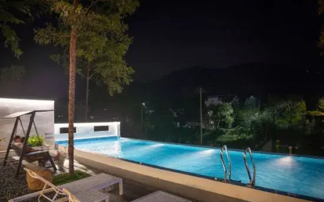 Anji Yunshang Grassland Jinshuiloutai Homestay