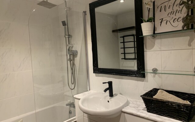 Luxury Modern Apartment With Stunning Balcony View