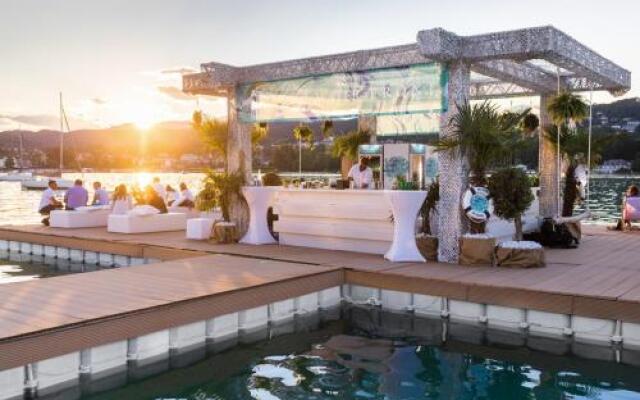 Tennis & Yacht Hotel