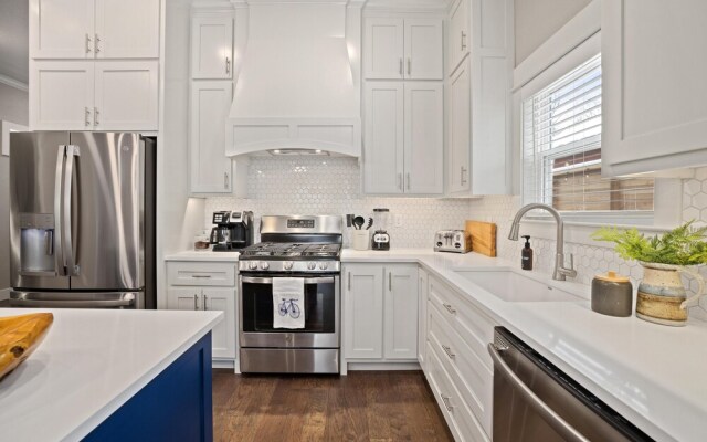 Big Blue on Main-hot Tub-less Than 1 Mi to Square