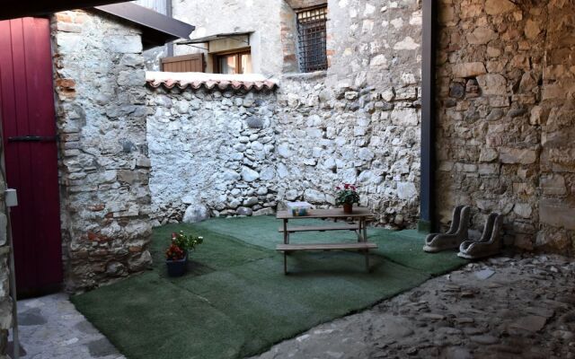 Ancient, Renovated Farmstead With Private, Equipped Garden. Only 3Km From The Lake