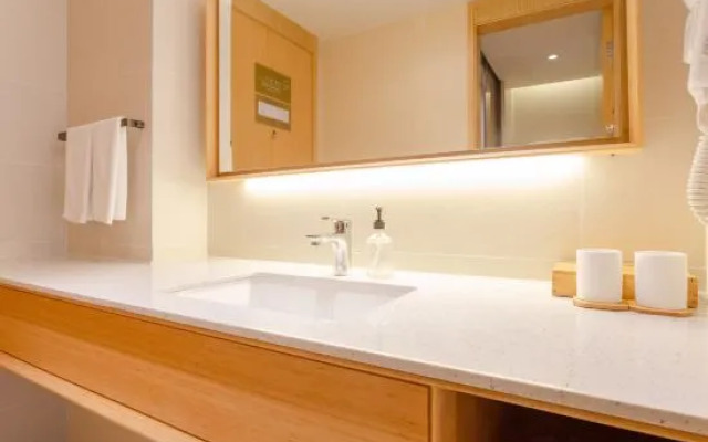 Ji Hotel (Haikou Hongcheng Lake)