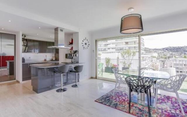Wonderful fully renovated 2BR on the last floor.
