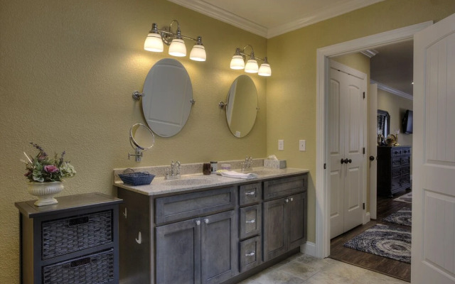 Running Bear #3375 3 Bedroom Cabin