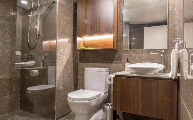 2BR Luxury Skytower Views CBD Pool Gym Netflix