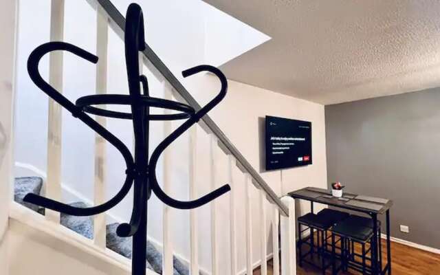 Stylish Townhouse With Free Parking in Liverpool