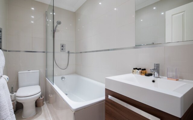 The Kensington Palace Retreat - Modern 2BDR Flat