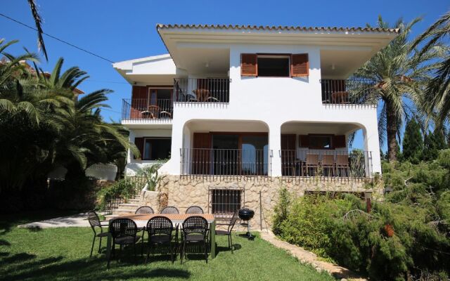 Only 100m to the Beach! Spacious Villa With Private Pool - 12 People