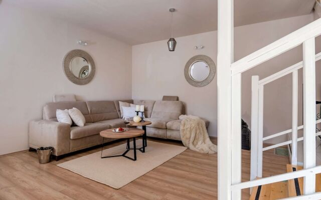 Luxury Villa Lelu With Heated Saltwater Pool, Parking, High Speed Internet, Bbq, el. car Charge T2