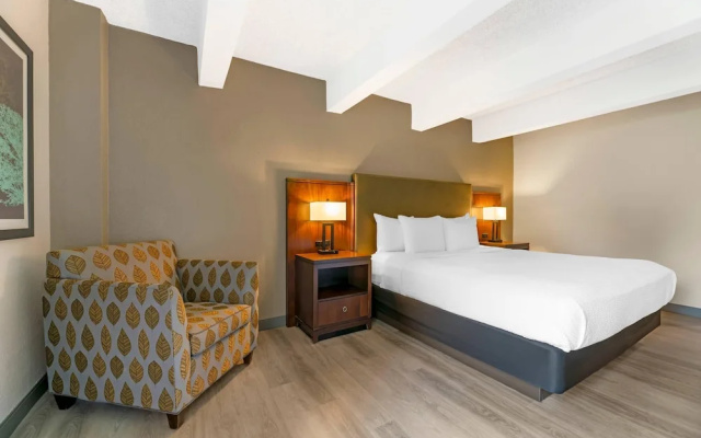 Fairway Inn and Suites, an Ascend Collection Hotel