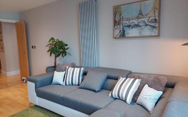 1 Bed Suite, Waterside, Canary Wharf