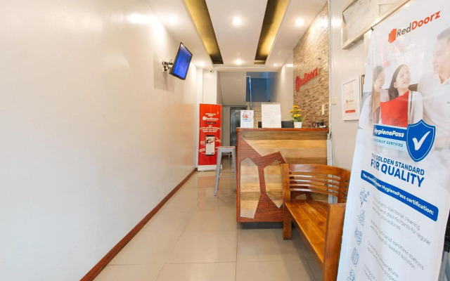 RedDoorz near Bambang Station