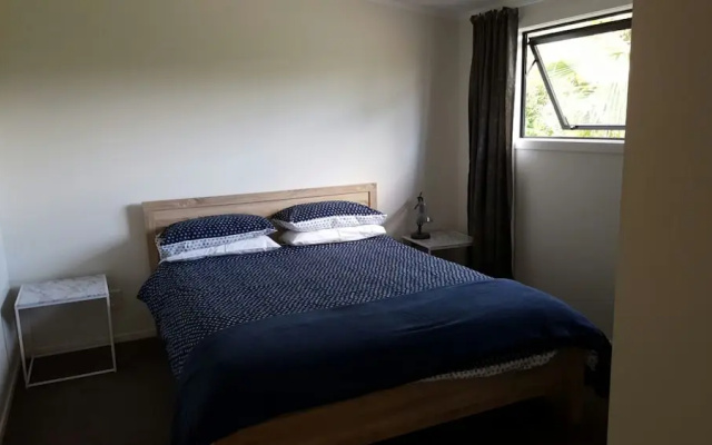 Ocean Cliff Court – Guest Rooms – Kuaotunu