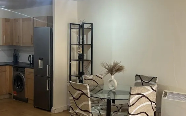Spacious 1-bed Apartment in London sea View