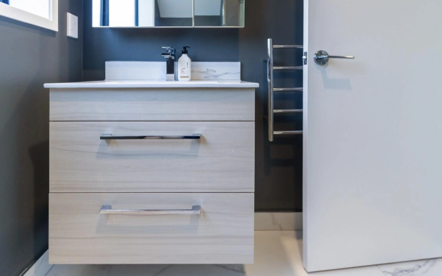 Art Deco 2 bed by Latimer Square – Guest Rooms – Christchurch