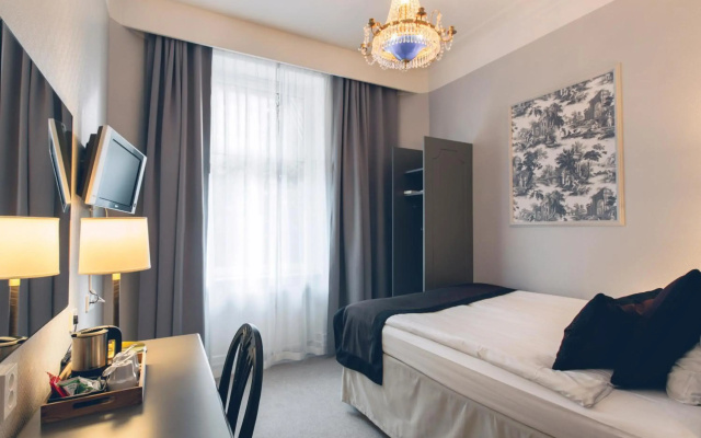 Crystal Plaza Hotel