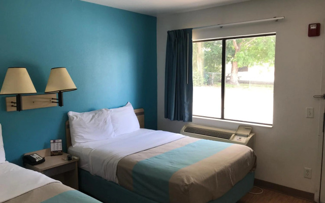 Motel 6 Des Moines, IA - North