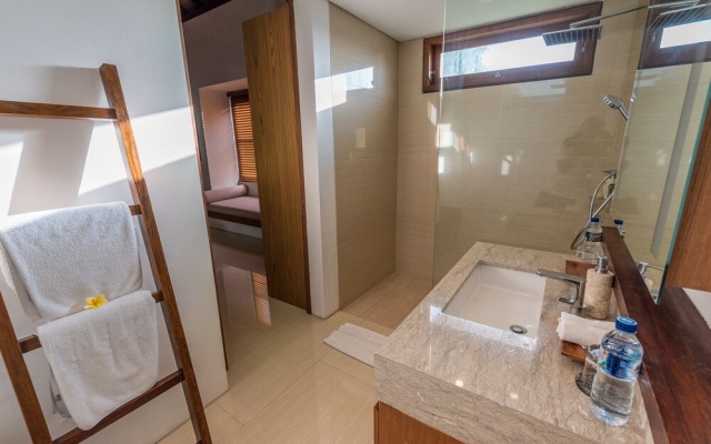 Villa Rusa Biru – Guest Rooms – Tibubeneng