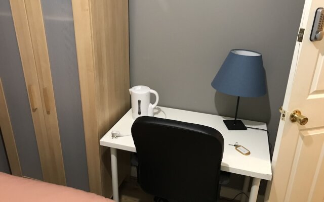 Rooms at 5 Hammersmith Road - Hostel
