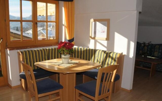 Almchalet Alpenflora