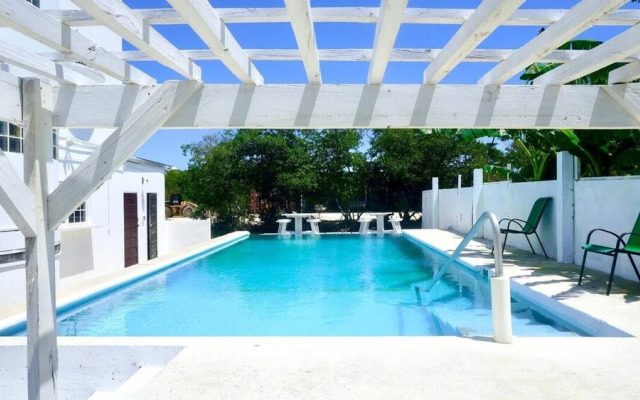 Sea Belize Relaxing Studio w Sea View Pool & Overwater Deck Near Airport, 1st FL