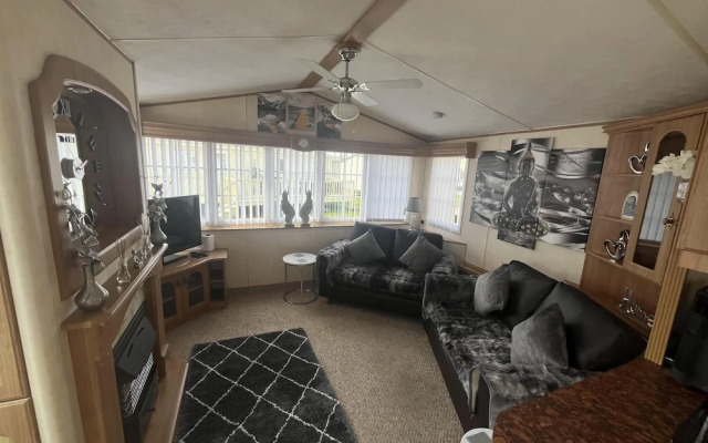 Cozy Cabin Retreat in Towyn