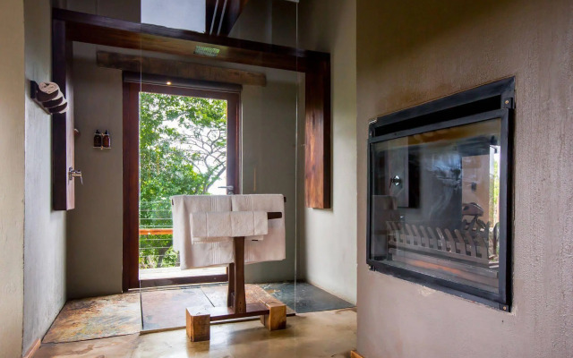 Rhino Ridge Safari Lodge