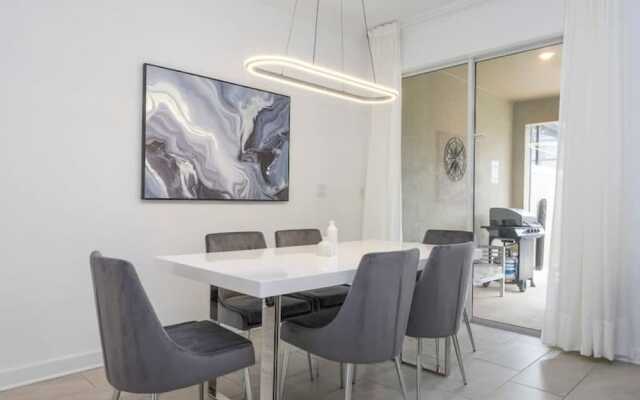 2941 Modern 4BD at Storey Lake