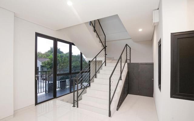 Capital O 449 The Colins