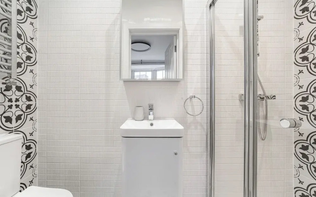 Spacious Room In Morden