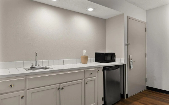 Red Roof Inn & Suites Savannah Airport