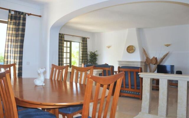 Spacious 4 Bedroom Villa, Private Pool, Free air Conditioning and Wifi