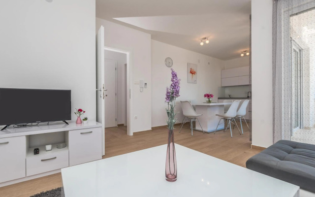 Villa Star 6 luxury apartment with a pool