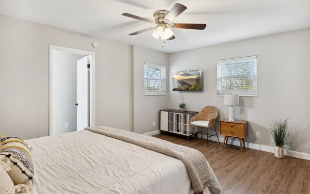 Bluff Mountain Bungalow 4 Bedroom Home by RedAwning