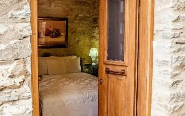 Smaragda Art Country House