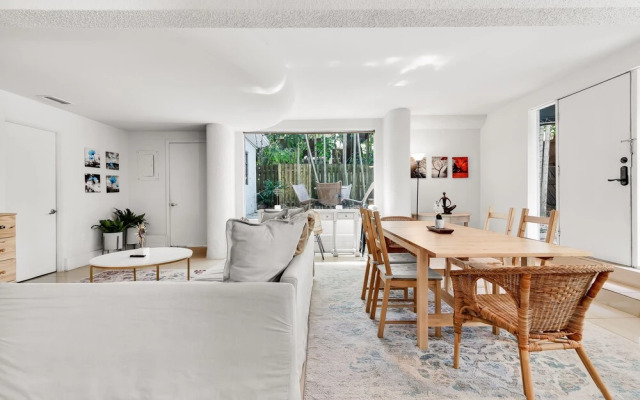 Modern & Fashionable Apartment w/Pool and Garden