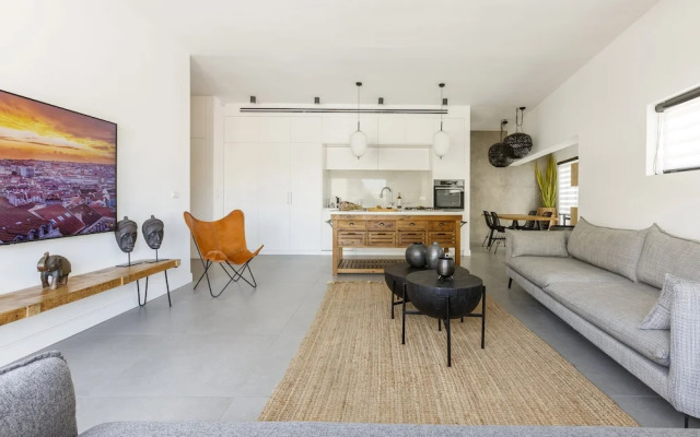 AirTLV-Bazel Apartment With Balcony