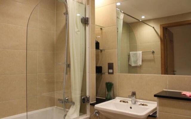 Stylish 3 Bed 2 Bath Apartment Hyde Park