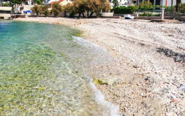 Nice 2-bedroom Private House, 50 m Beach, Sutivan