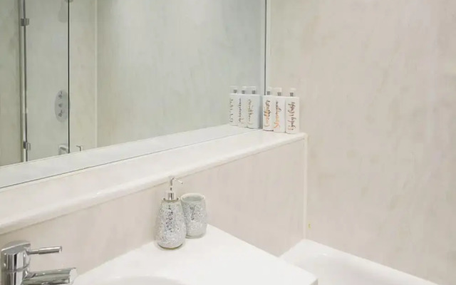 Stylish Grade II Apartment - The London