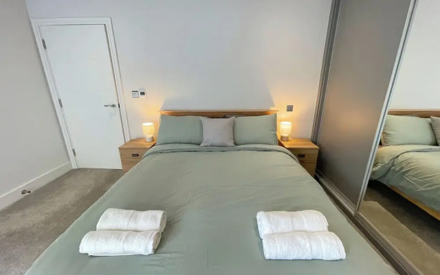 Modern and Sleek 2 Bed Apartment
