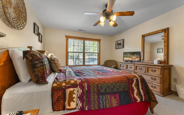 Whispering Woods Lodge - Sleeps 6 2 Bedroom Home by RedAwning