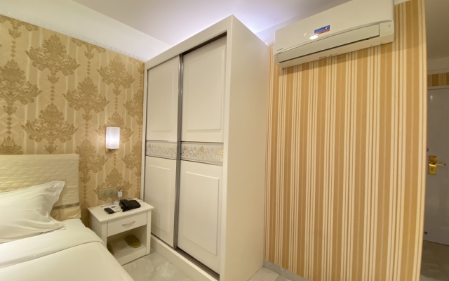 Lucky 8 Hotel