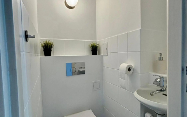 oompH Warsaw Central 3-bedroom Flat